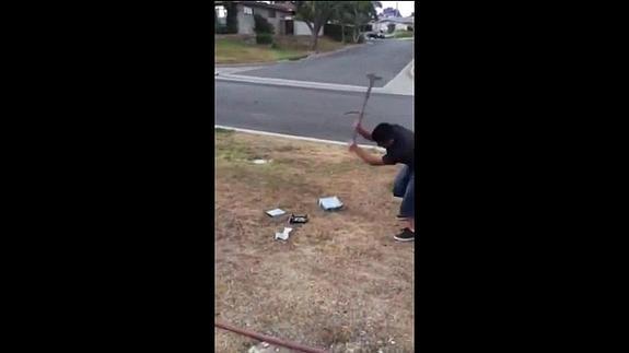 Un padre castiga a su hijo haciéndole romper a martillazos sus Xbox