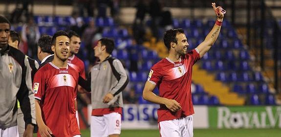 Toribio y Molinero, al final del partido que ganó el Real Murcia en el Rico Pérez de Alicante, el 3 de mayo de 2014. 