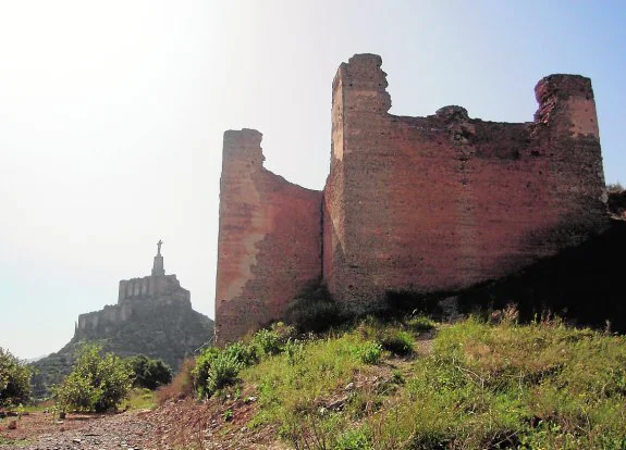 En primer término, restos del palacio del Rey Lobo; al fondo, el Castillo de Monteagudo. 