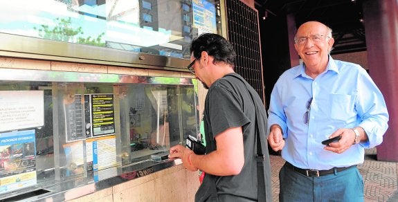 José Ignacio Gras en la taquilla del los Cines de Centrofama. 