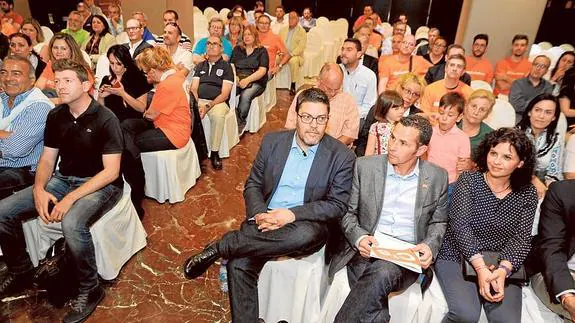 Miguel Sánchez y Mario Gómez, rodeados de militantes y simpatizantes, anoche, tras el mitin en el Siete Coronas. 