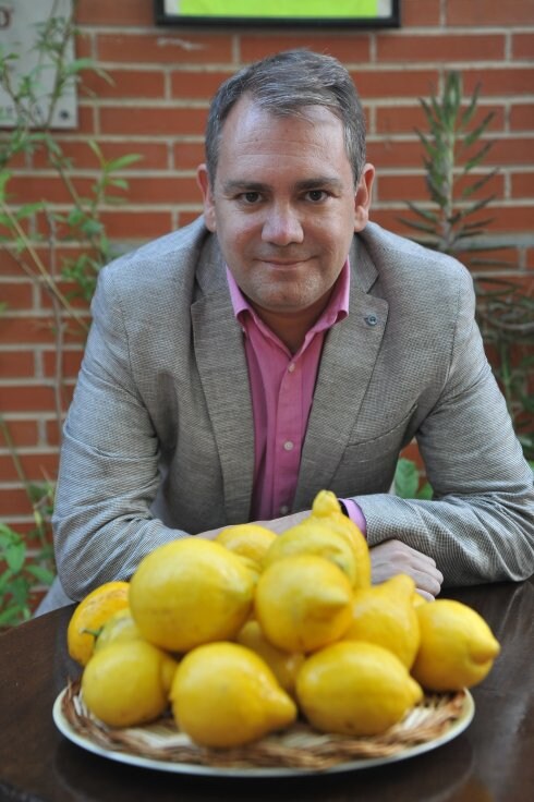 Francisco Antonio Seva ante un plato de limones. 