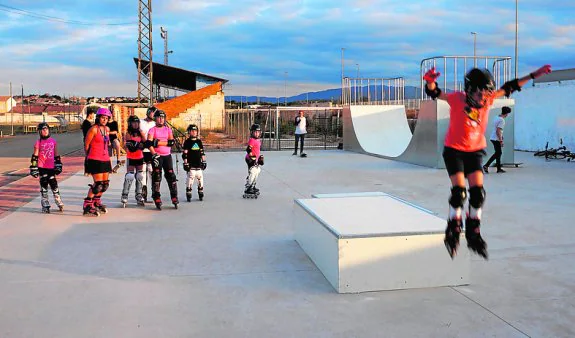 Jóvenes disfrutando de las instalaciones de patinaje. 