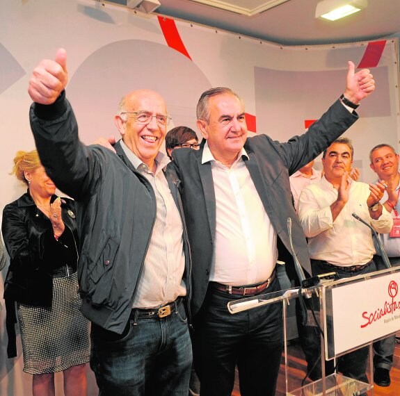 José Ignacio Gras y Rafael González Tovar, anoche en la sede del PSRM-PSOE. 