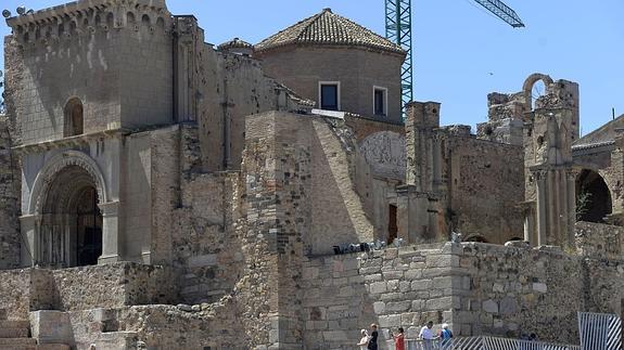 Visitantes del Teatro Romano, con la Catedral al fondo. 