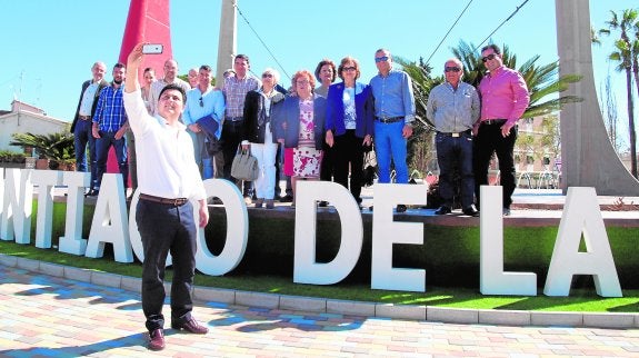 El popular José Miguel Luengo se hace un 'selfie' con su equipo en la inauguración de una plaza. 