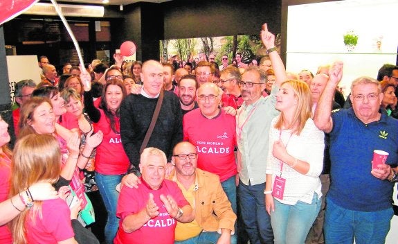 El Partido Socialista de Caravaca de la Cruz celebra la victoria con algunos de sus simpatizantes. 