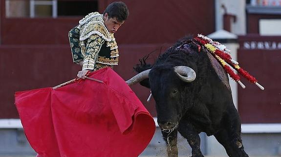 El diestro Daniel Luque da un pase al primero de su lote.