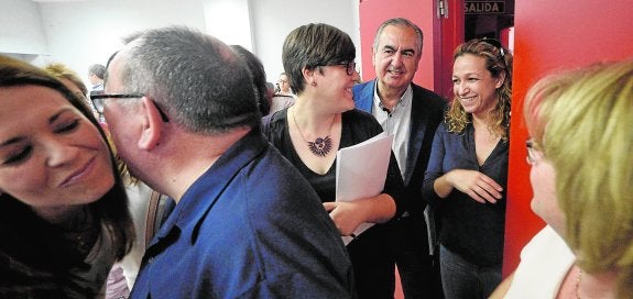 Rafael González Tovar, ayer en la Comisión Ejecutiva Regional, flanqueado por Presentación López e Isabel María Casalduero. 