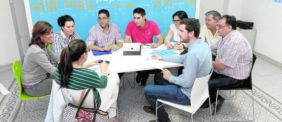 Juan Manuel Molina (c) junto a su equipo, ayer, en la sede del Partido Popular. 