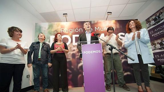 Urralburu habla en la sede de Podemos, el domingo. 