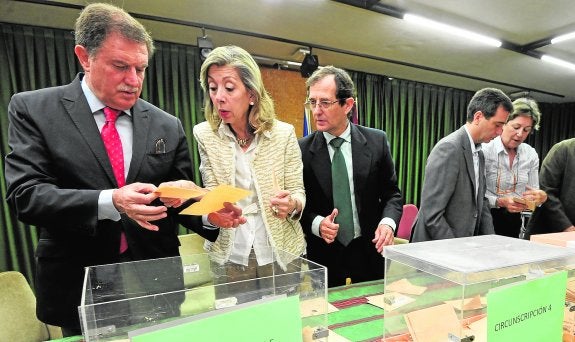 Pedro Luis Saez, Pilar Alonso y Fernando López del Amo, ayer, contando los votos de los emigrantes. 