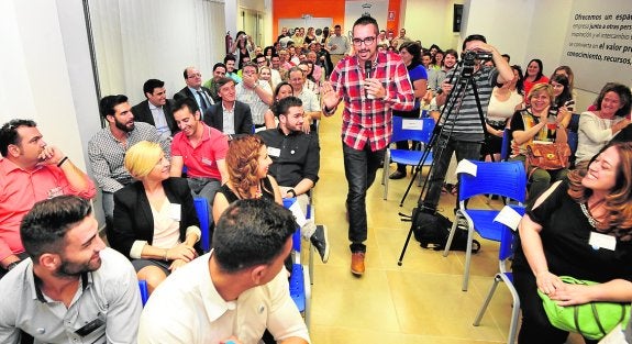 El cómico Chema Ruiz durante su monólogo en el aniversario de Foro de Negocios Murcia. 