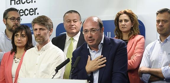 Pedro Antonio Sánchez, con la mano en el pecho, rodeado por seis de los 21 diputados que le acompañaron ayer en su comparecencia en la sede del PP. 