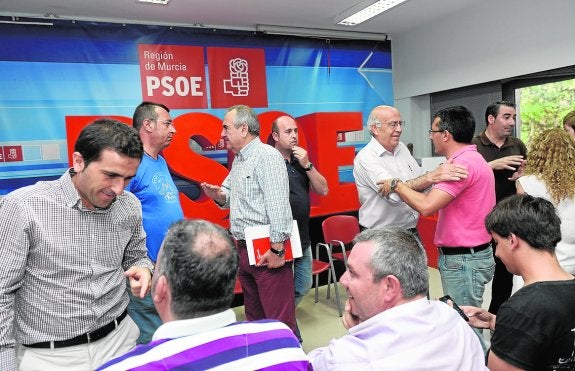 Tovar charlando ayer con el concejal en funciones Zapata, y Gras saludando a los vocales. 