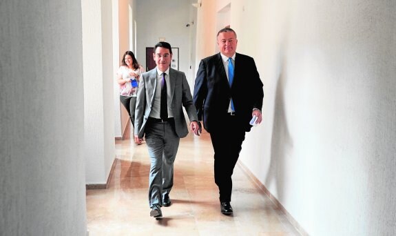 Los consejeros José Gabriel Ruiz y Francisco Bernabé, ayer, en el palacio de San Esteban al término del Consejo de Gobierno.