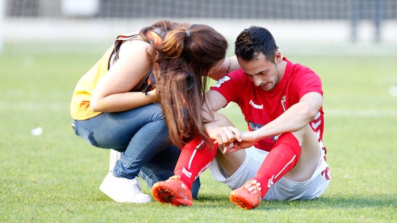 Carlos Álvarez es consolado tras la derrota.