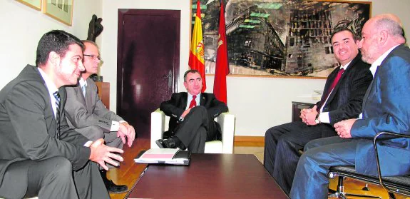 Saura y Alonso, a la derecha, en 2012 durante su reunión con el consejero Manuel Campos (en el centro), junto a directivos de Dalkia. 