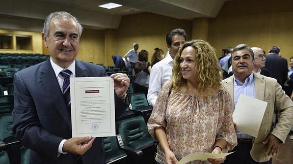 González Tovar muestra su credencial de diputado electo, junto a Isabel Casalduero y Jesús Navarro.