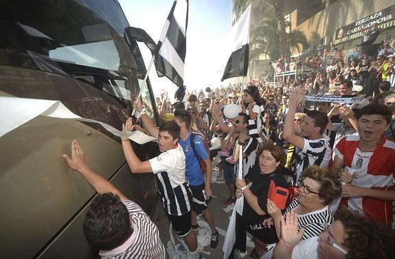 Seguidores del Cartagena golpeando el autocar a la llegada de los futbolistas de Canarias, el pasado lunes. 