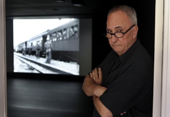 El creador catalán Francesc Torres, delante de una imagen de su pieza audiovisual, ayer, en el Centro Cultural Puertas de Castilla de Murcia. 