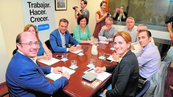 Pedro Antonio Sánchez -izquierda-, reunido ayer con los alcaldes del PP con mayoría absoluta y con Francisco Celdrán.