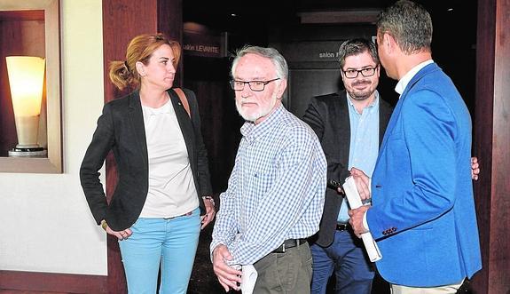 Patricia Fernández, Francisco Celdrán y Marcos Ortuño se despiden de Fran Hervías, ayer en el Nelva. 