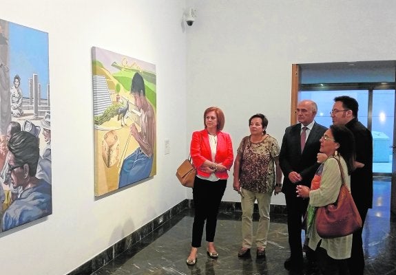 Foto de la visita de Alberto Garre a la exposición. 