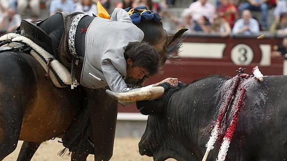 Un momento de la faena de Sergio Galán, este sábado, en Las Ventas. 