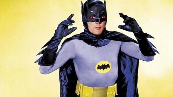 El actor Adam West en una foto promocional la serie televisiva de Batman en los años 60. 