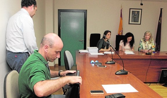 Momento en el que el abogado del PSOE, en primer plano, presenta el recurso contra la decisión de la Junta Electoral Central, ayer.