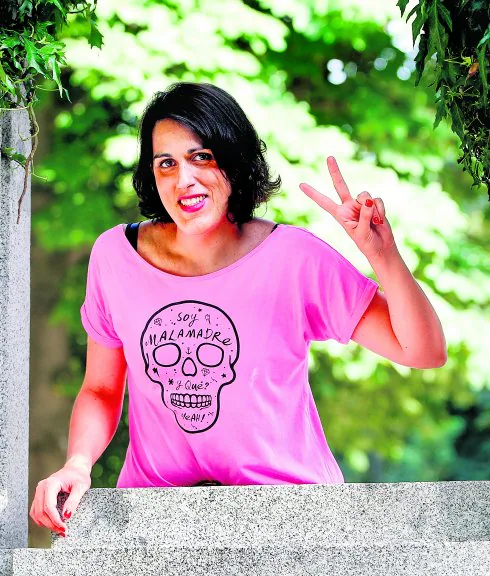 La fundadora del club de 'malasmadres', Laura Baena, con una de las camisetas que comercializa desde la web y en más de 20 tiendas. 