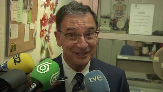 Joaquín Bascuñana, durante su breve contacto con los medios de comunicación, este martes a su llegada al acto del Día de la Región celebrado en Archena.