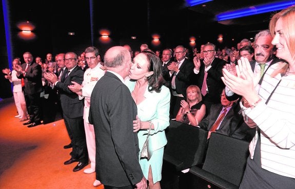 Alberto Garre besa a su mujer, Susana Cler, tras pronunciar el discurso con motivo del Día de la Región, ayer en Archena. 