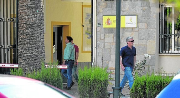 Francisco Ferreño, a la derecha de la imagen, abandonando ayer por la tarde el cuartel de la Guardia Civil de Cartagena tras prestar declaración. 