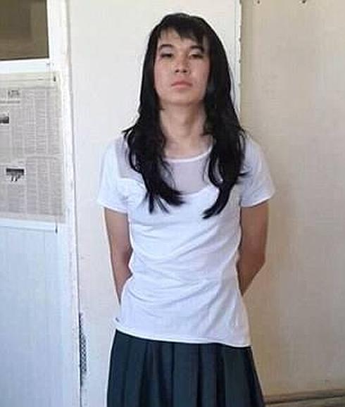 Ayan Zhademov, de Kazajistán, vestido de chica para suplantar a su novia en un examen. 