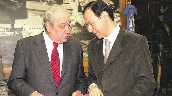 Jesús Samper y Miguel Ángel Cámara, en marzo de 2003, con los planos del estadio Nueva Condomina.