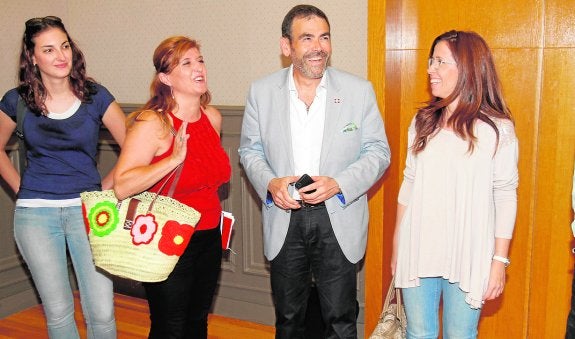 Pilar Marcos (CTSSP), José López (MC) y Ana Belén Castejón (PSOE). Junto con Teresa Sánchez de Sí Se Puede.