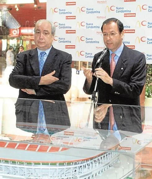 Jesús Samper y Miguel Ángel Cámara, en 2002, con la maqueta de la Nueva Condomina. 