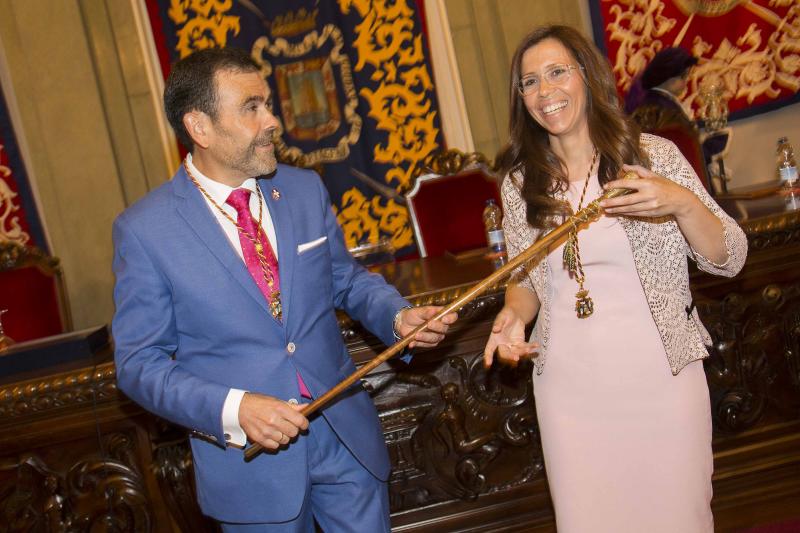 José López (MC) y Ana Belén Castejón (PSOE), con el bastón de mando.