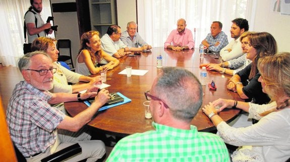 Francisco Celdrán, PIlar Barreiro, Carolina Palazón, Nicolás Ángel Bernal, Diego Ortega, Francisco Espejo, Álvaro Valdés, Florentina García, Esperanza Nieto, María Teodora Guillén y Fernando Sáez de Elorrieta (de espaldas) en la reunión de ayer. 