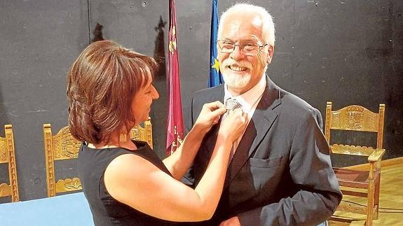 María José Atienza, exportavoz del PSOE, colocándole la corbata a su marido y nuevo regidor Gaona.