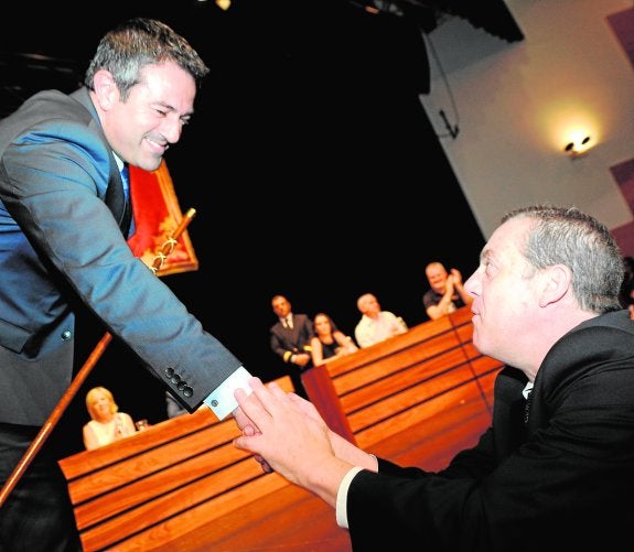 El nuevo regidor, ayer, recibiendo la felicitación del exalcalde Lázaro Mellado. 