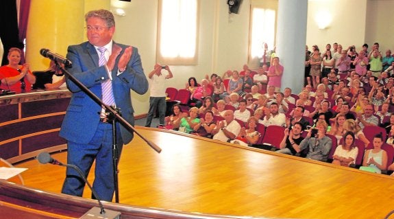 Anastasio Bastida, durante su toma de posesión, recibe el aplauso de los asistentes. 