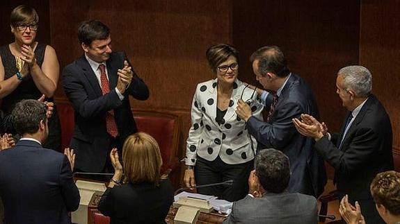 Peñalver es aplaudida tras su elección como presidenta de la Asamblea.