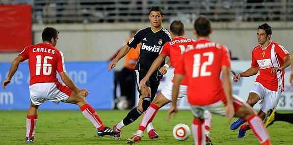 Cristiano Ronaldo, rodeado de jugadores del Real Murcia, en el choque de Copa del Rey de octubre de 2010. 