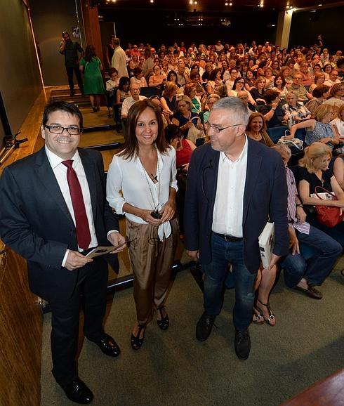 María Dueñas, junto a Juan García y José Belmonte, en la presentación, en Murcia, de su último libro.