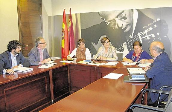 Los miembros de la Mesa tuvieron ayer su primera reunión con la letrada de la Asamblea. 