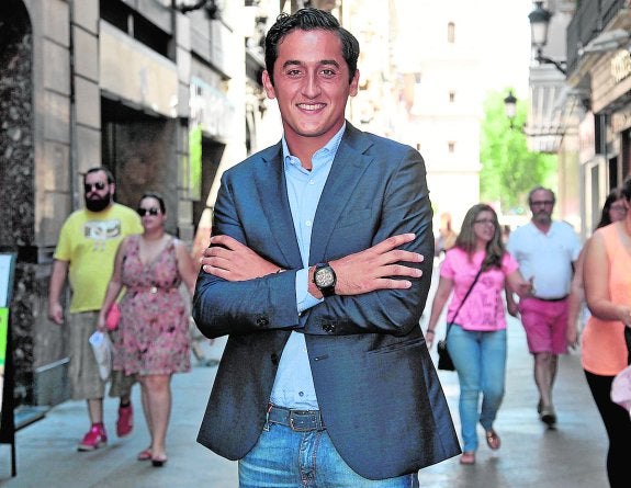 Nicolás Almagro, ayer, en la calle Trapería de Murcia. 