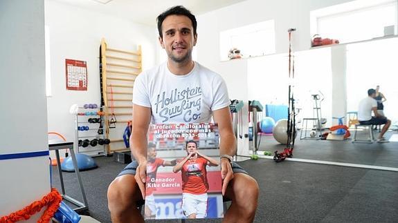 Kike García, este viernes con su galardón. 